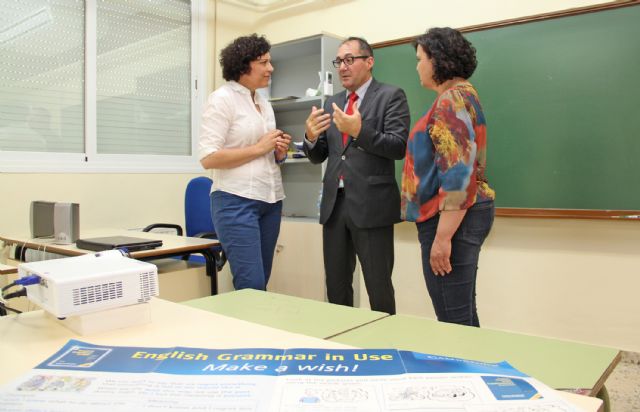 El director general de Universidades visita la extensión de la Escuela Oficial de Idiomas de Puerto Lumbreras