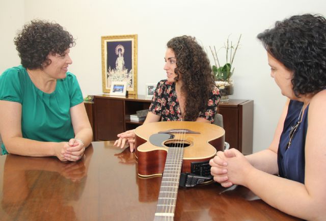 La Alcaldesa recibe a la cantautora lumbrerense Amarela que actuará en Puerto Lumbreras el próximo viernes