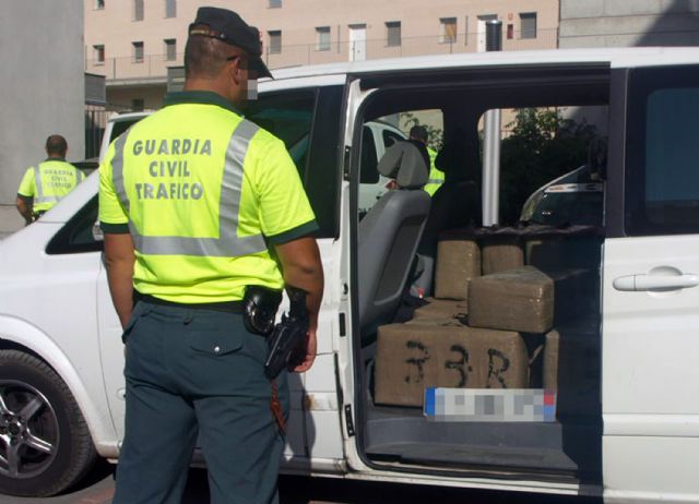 La Guardia Civil intercepta una furgoneta cargada de hachís durante un control de velocidad