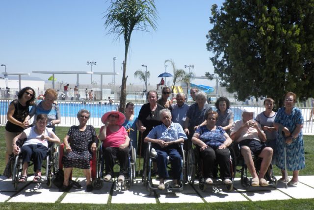 Los mayores del Centro de Día de Puerto Lumbreras visitan las nuevas piscinas municipales