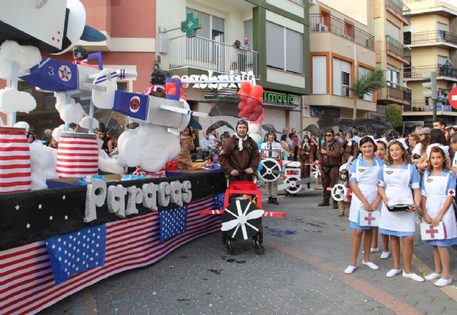 Luz y color con el tradicional Desfile de Puerto Lumbreras´14 en el que han participado cerca de 30 carrozas y grupos de animación
