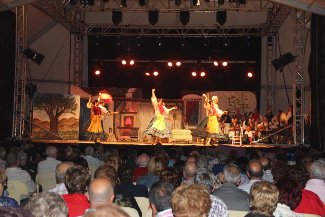 Aire de folklore a cargo de Coros y Danzas “Virgen del Rosario” en las fiestas de Puerto Lumbreras