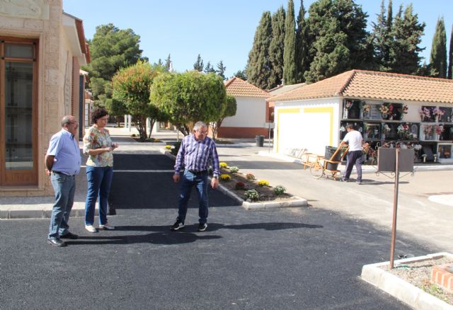Nuevo asfalto y pintura, más de 1.000 plazas de aparcamiento y más servicio de transporte público en el Cementerio Municipal para el Día de los Santos