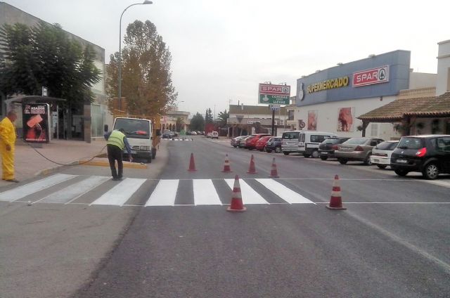 Renuevan el asfaltado y la pintura en pasos de peatones y señalización de carreteras en La Estación-Esparragal