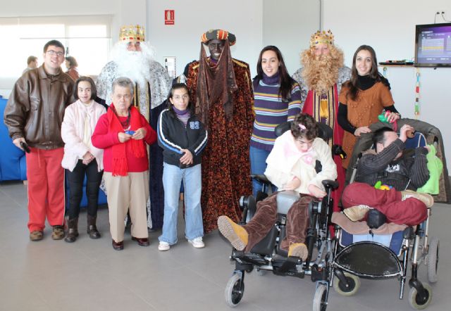 Los Reyes Magos visitan a los mayores del Centro de Día de Puerto Lumbreras