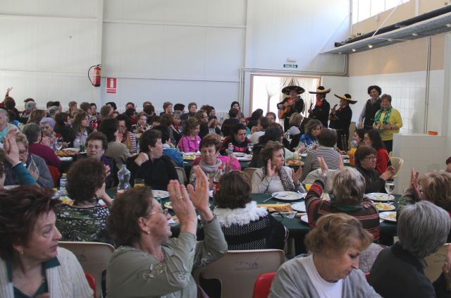 Más de 200 mujeres participan en una jornada de convivencia en el Cabezo la Jara con motivo del ´Mes de la Mujer´ 2015