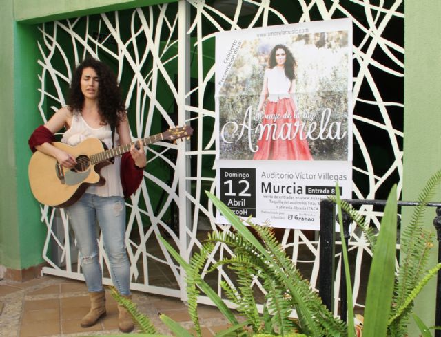 La cantautora lumbrerense Amarela presenta su nuevo disco 'El viaje de la luz'