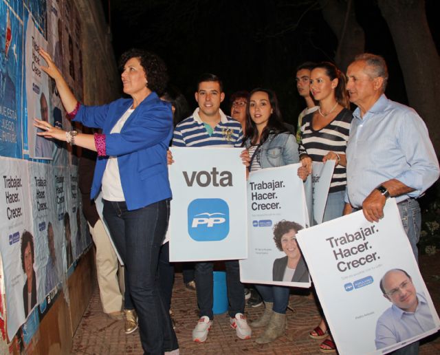 El Partido Popular de Puerto Lumbreras comienza la Campaña Electoral con la pegada de carteles