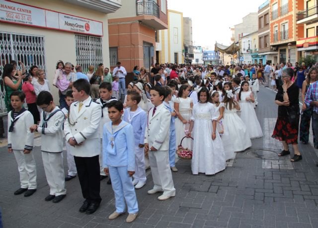 Los niños y niñas lumbrerenses que hicieron su Primera Comunión celebran la procesión del Corpus 2015