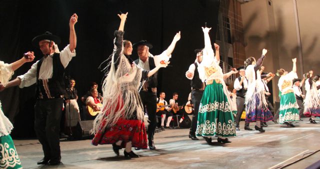 Puerto Lumbreras celebró su gran noche de folklore con grupos de Eslovenia, México, y Murcia