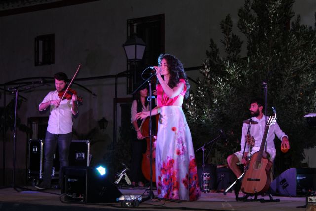 La cantautora lumbrerense Amarela presentó anoche su nuevo disco 'El viaje de la luz' en Puerto Lumbreras