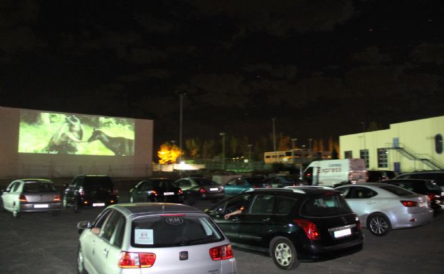 Más de un centenar de personas asistieron a la proyección de la película 'Maléfica' en el autocine de verano Puerto Lumbreras
