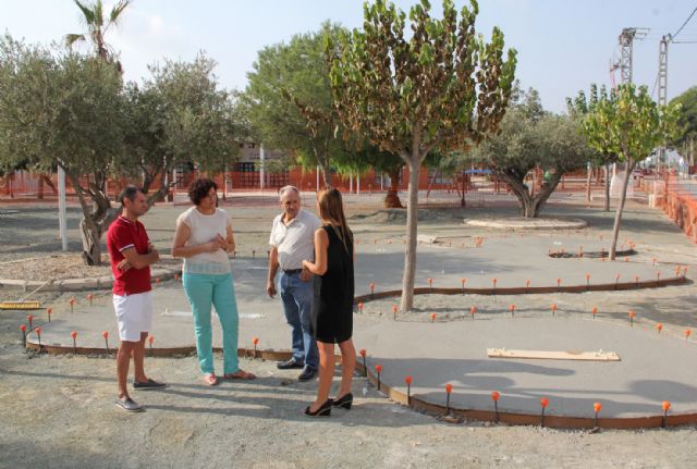 El Ayuntamiento realiza mejoras en el parque público de La Estación-Esparragal y construye una nueva zona de juegos biosaludables