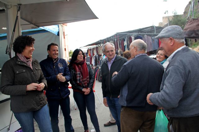 El candidato al Congreso Juan Mª Vázquez y el candidato al Senado Fulgencio Gil visitan el mercado semanal de Puerto Lumbreras