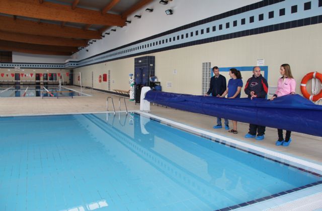 El Ayuntamiento de Puerto Lumbreras instala mantas térmicas en las piscinas municipales climatizadas para mantener la temperatura y ahorrar energía