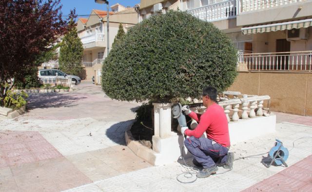 El Ayuntamiento ejecuta tareas de remodelación en la plaza Valdelagrana