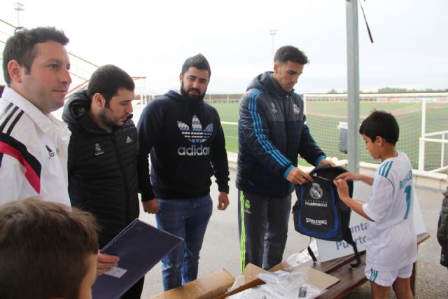 Entrega de equipaciones a los niños de la Escuela de Fútbol del Real Madrid