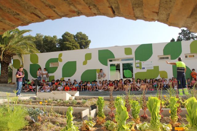 Los escolares plantan más de 300 árboles y plantas para aumentar los espacios verdes en Puerto Lumbreras