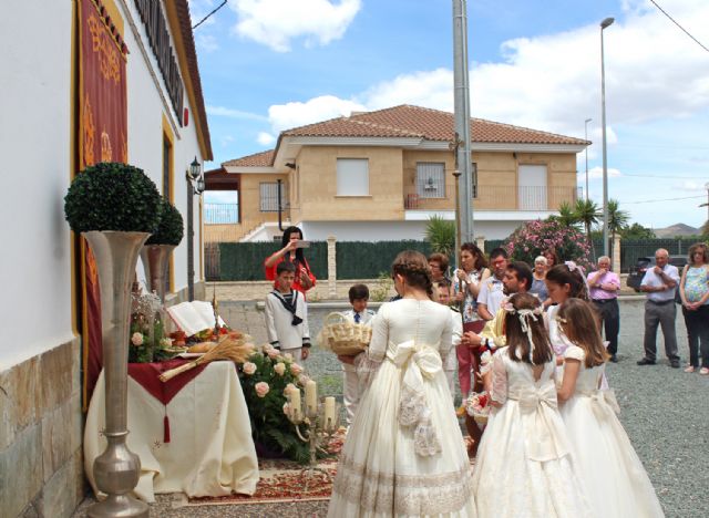 El 'Corpus Christi' recorre las calles lumbrerenses entre flores y nuevos comulgantes