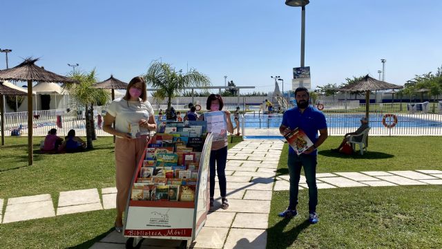 Los usuarios de las piscinas de verano de Puerto Lumbreras pueden disfrutar de la lectura estival gracias a la iniciativa 'Bibliopiscina'