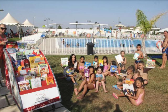 El Ayuntamiento fomenta la lectura en los meses de verano con el servicio de 'BiblioPiscina'