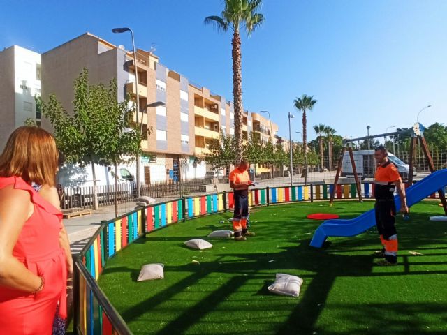La alcaldesa visita el fin de las obras de mejora en las zonas infantiles de juego del parque Reina Sofía de Puerto Lumbreras