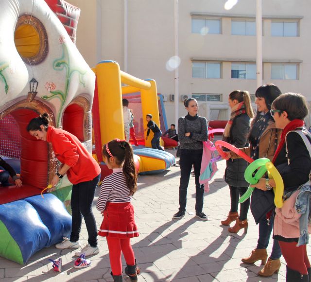 Puerto Lumbreras organiza talleres, juegos educativos y castillos hinchables para los más pequeños a través de la feria infantil 'Navilandia'
