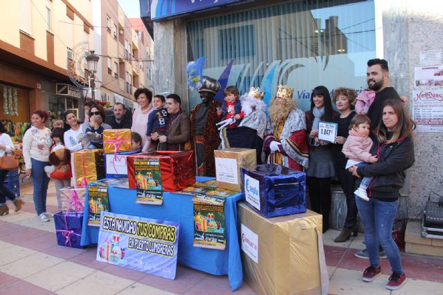 Los comercios lumbrerenses celebran el sorteo de la Campaña de Navidad 'Compra en Puerto Lumbreras'