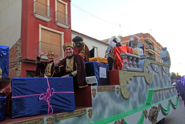 La Cabalgata de los Reyes Magos reparte ilusión en Puerto Lumbreras