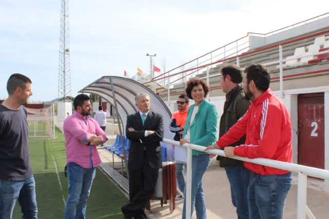 La alcaldesa se reúne con el director general de Deportes para solicitar mejoras en el Campo de Fútbol Municipal
