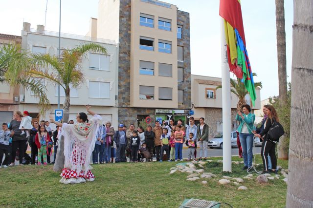 La bandera gitana ondea en Puerto Lumbreras con motivo del Día Internacional del Pueblo Gitano