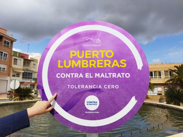 Puerto Lumbreras instala dos señales de 'Municipio Contra el Maltrato Tolerancia Cero' en la conocida como 'redonda del Salas'