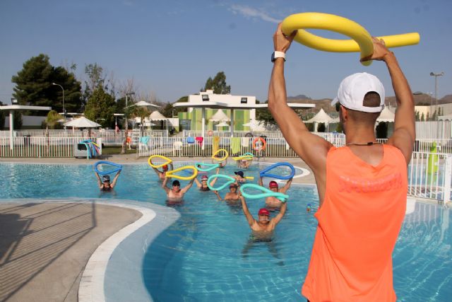 Los cursos de natación reciben la acogida de más de un centenar de usuarios durante el mes de julio