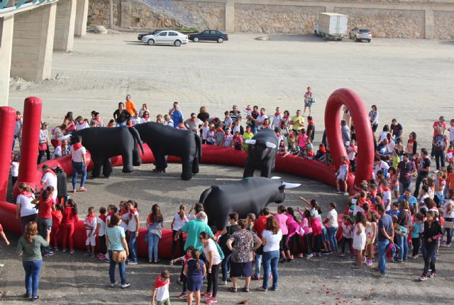 Cientos de niños participan en el encierro infantil en las Fiestas de Puerto Lumbreras