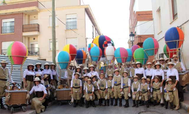 Los chichilones en globo ganan el desfile de carrozas de Puerto Lumbreras