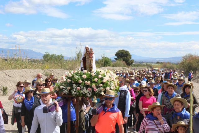 La nueva imagen de la Virgen del Carmen llega a su ermita rodeada por sus fieles seguidores