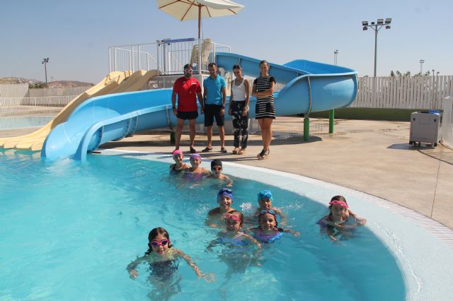 Más de 130 personas realizan cursos de natación en las piscinas de verano de Puerto Lumbreras