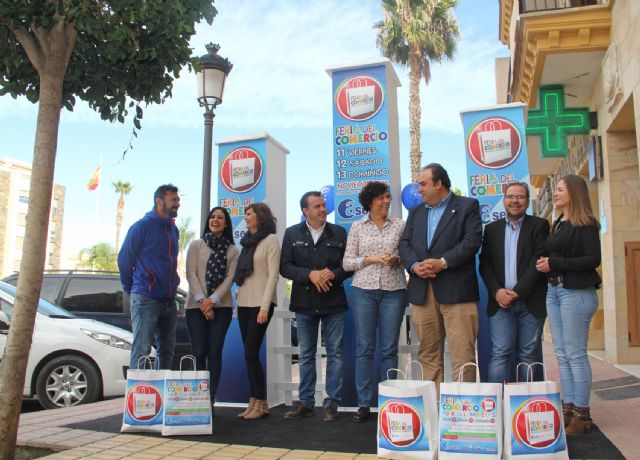 El Ayuntamiento y Aseplu organizan una feria con descuentos de hasta el 60% para fomentar las compras en el pequeño comercio