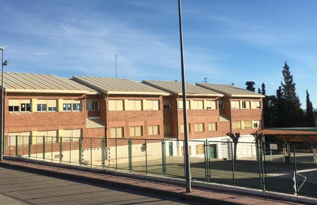 El PSOE denuncia que el PP incumple su promesa de dotar de sombras a los colegios del municipio