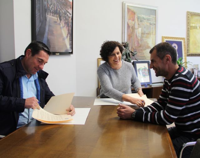 El Ayuntamiento firma un convenio de colaboración con la Asociación de Tenis para fomentar este deporte en el municipio