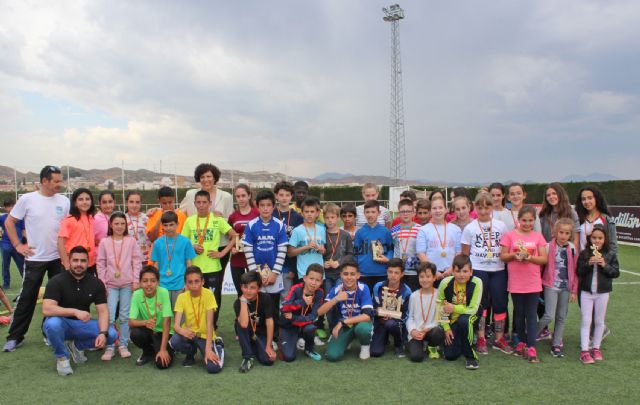 La alcaldesa clausura la temporada de los Juegos Deportivos Escolares con la entrega de medallas y trofeos