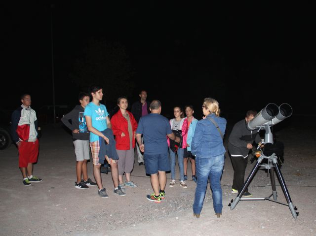 Más de 100 personas asistieron a la jornada 'lluvia de estrellas' en el Cabezo de la Jara