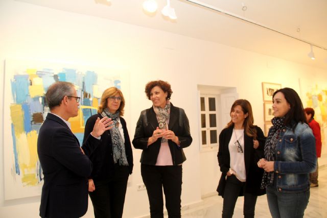 El artista Emilio Pascual presenta su exposición de pintura 'La maleta del náufrago' en Puerto Lumbreras