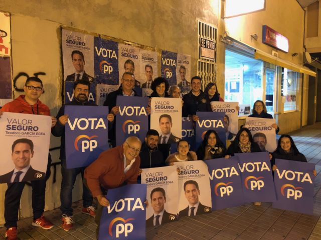 Comienza la campaña electoral con la pegada de carteles en Puerto Lumbreras