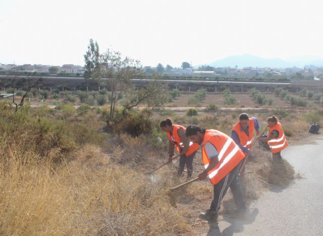 13 trabajadores desempleados realizan tareas de limpieza de maleza y basura en caminos rurales y casco urbano