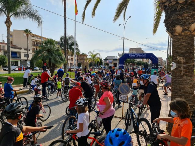 Más de 400 participantes se dan cita en una nueva edición del ciclopaseo 'En forma pedaleando'