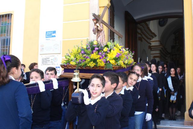 Los niños portan la imagen del Nazareno en Puerto Lumbreras