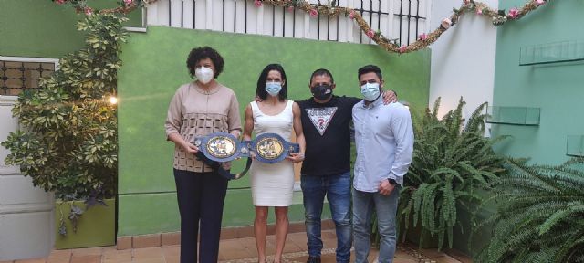 La alcaldesa de Puerto Lumbreras recibe a Mari Carmen Romero tras proclamarse de nuevo campeona de Europa de boxeo
