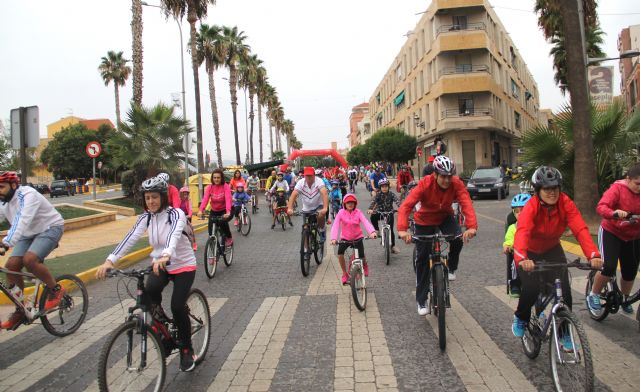 Más de 400 personas participan en la actividad deportiva 'en forma pedaleando'
