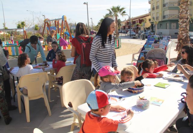 La Biblioteca Municipal sale al parque para fomentar la lectura entre los niños
